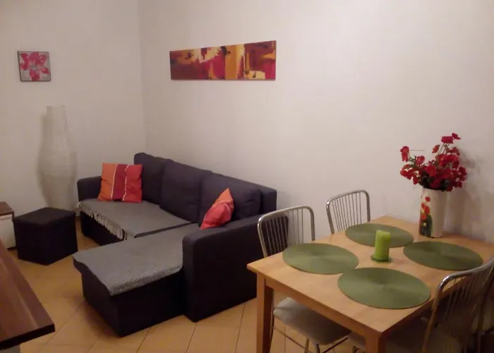 Apartament TOSIA mieści się w pobliżu Plaży Zachodniej 450 m. Do dyspozycji jest też mały ogródek z miejscem na wypicie porannej kawy. Na osiedlu sąsiadującym ze sklepem Netto oraz Żabką, znajduje się plac zabaw dla dzieci oraz boisko do gry w piłkę.